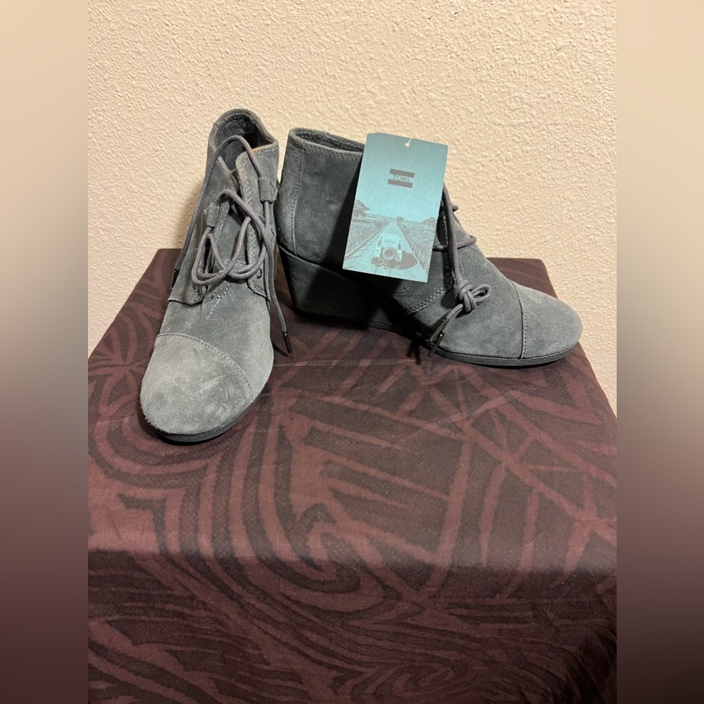 TOMS wedge boot NWT